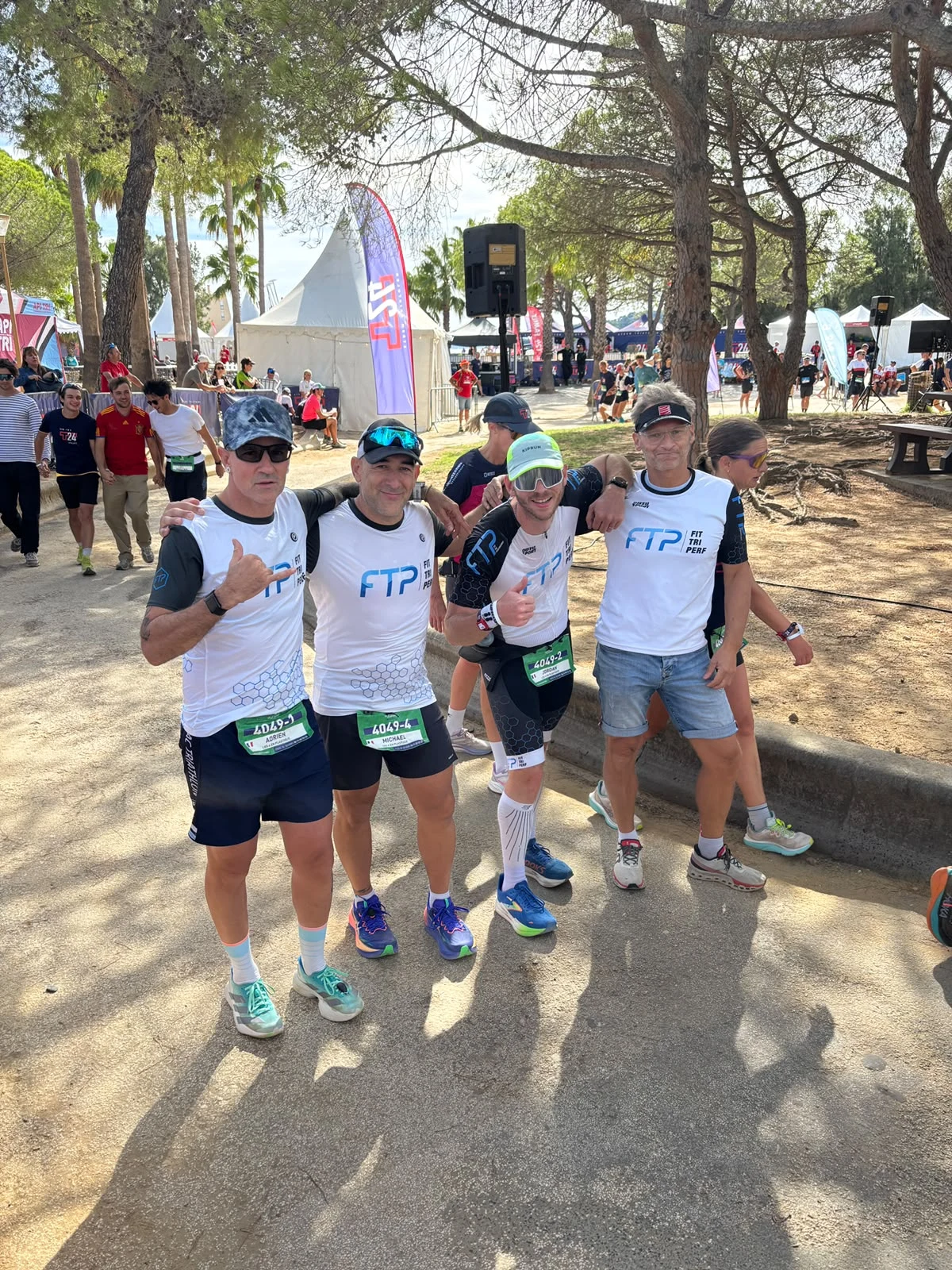 Michael et les athlètes FIT TRI PERF réunis en compétition
